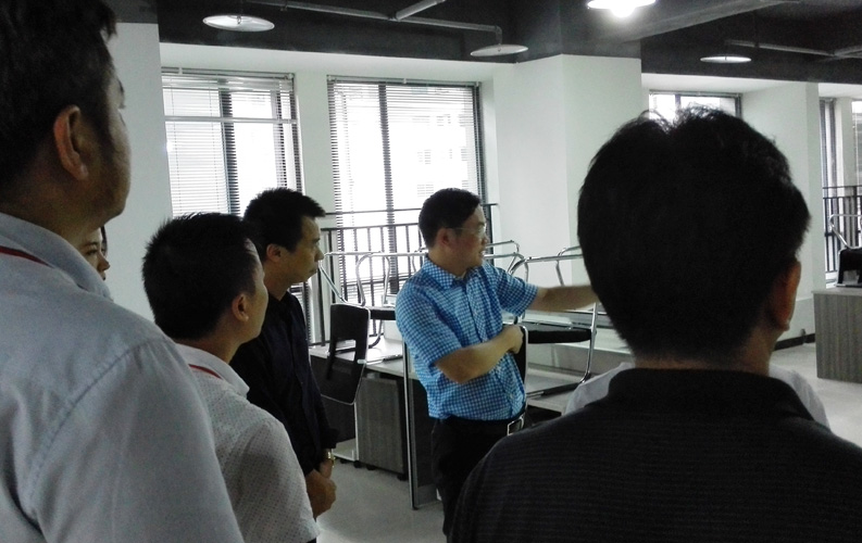 賴區(qū)長鼓勵重慶天度網絡公司要多進行創(chuàng)新，并就天度未來發(fā)展方向做出重要指示。