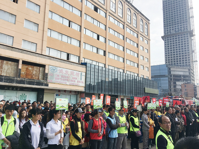 2017年3月5日，是我國第54個學(xué)雷鋒紀(jì)念日。3月份的春天萬物復(fù)蘇，百花齊放。陽光透過淡薄的云層照耀著大地，它的萬道金光愉快地普照著萬物。春風(fēng)拂面,是那么清柔,那么親切,就像是雷鋒的精神一直溫暖著、鼓舞著我們!